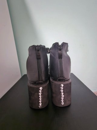 Sandalias plataforma góticas negras con tachuelas