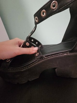 Sandalias plataforma góticas negras con tachuelas