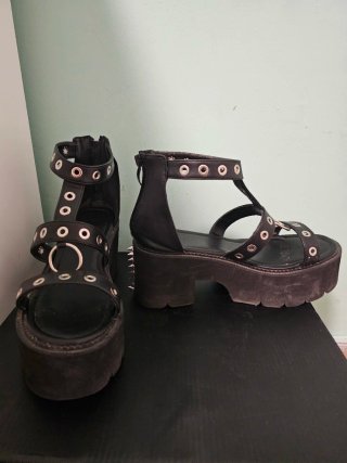 Sandalias plataforma góticas negras con tachuelas