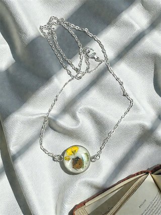 Colgante mariquita y flores prensadas