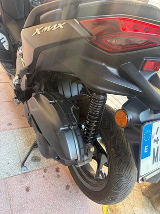 Yamaha XMAX Negra 125cc ahorradora de gasolina.
