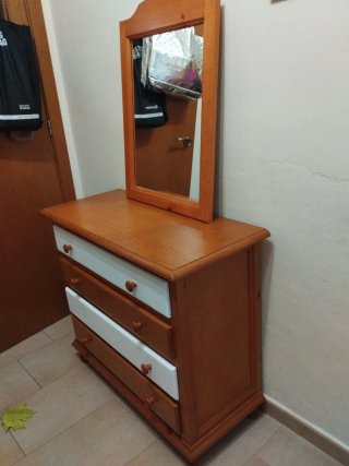Cómoda de madera con espejo