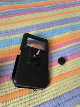 Funda protectora negra para móvil en la moto