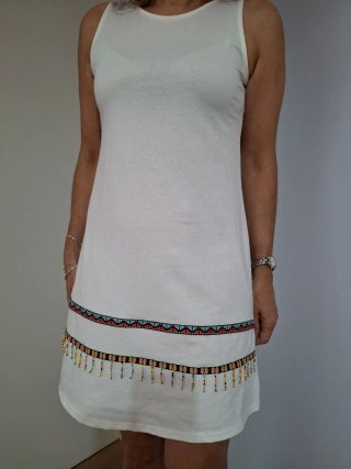 Vestido étnico con abalorios