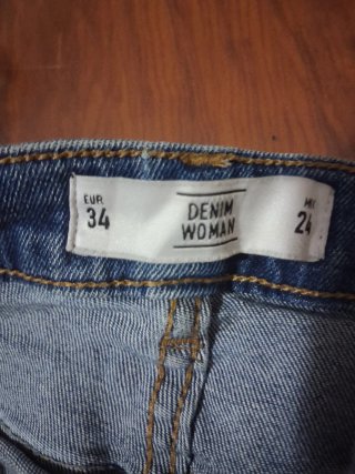 Pantalón corto vaquero desgastado