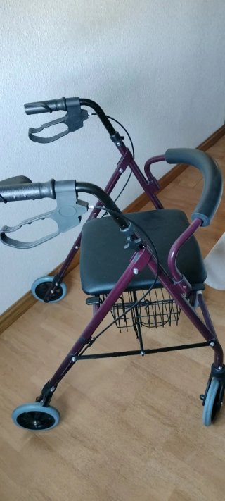 Andador 4 ruedas con asiento y frenos