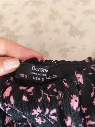 Mono Bershka flores negro y rosa