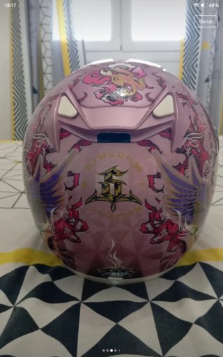 Casco de moto rosa con diseño