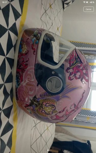 Casco de moto rosa con diseño