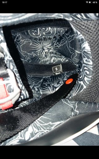 Casco de moto rosa con diseño