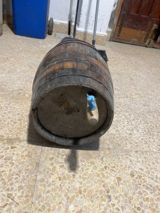 Barril de madera con grifo