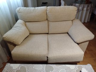 Sofá y sillón beige tela