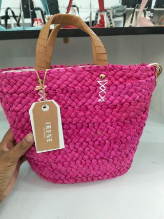 Bolso de rafia rosa y asas de piel