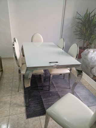 Mesa de cristal y 6 sillas plateadas