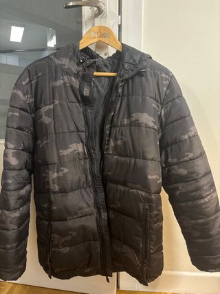 Chaqueta acolchada camuflaje gris y negro