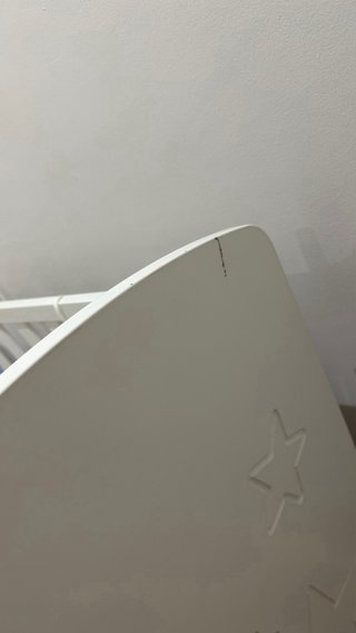 Cuna blanca y barandilla plegable colecho