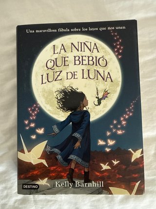 La niña que bebió luz de luna