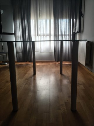 Mesa de cristal y metal blanca
