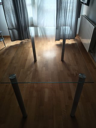 Mesa de cristal y metal blanca