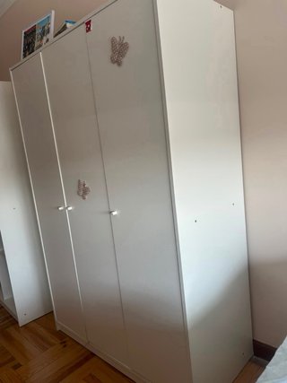 Armarios blancos de metal y madera