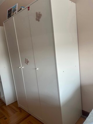 Armarios blancos de metal y madera