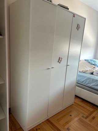 Armarios blancos de metal y madera