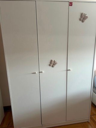 Armarios blancos de metal y madera