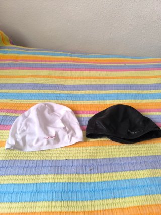 2 Gorros de natación Clarins y Tribord