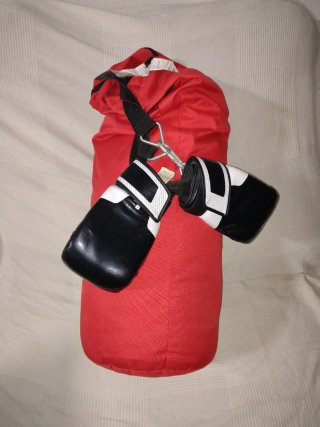 Saco de boxeo rojo, con relleno, con guantes
