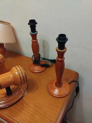 Cómoda de madera con espejo y lámparas
