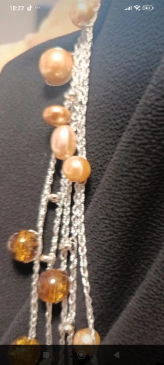 Collar multicapa con abalorios y dijes