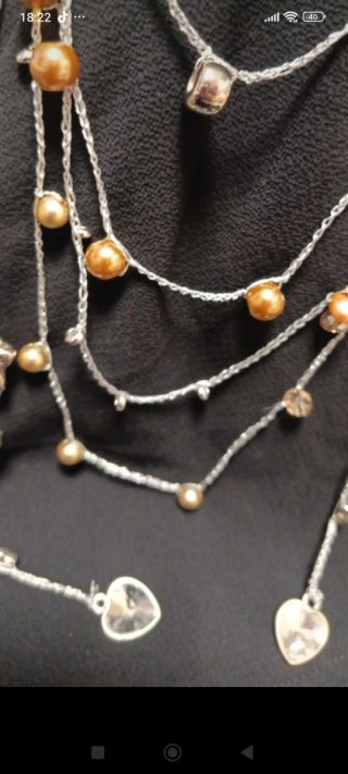 Collar multicapa con abalorios y dijes