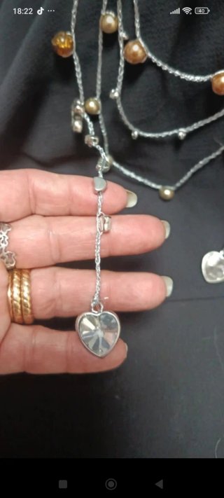 Collar multicapa con abalorios y dijes