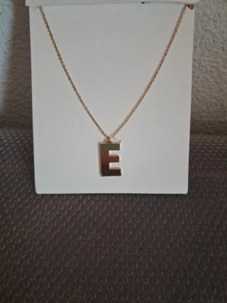 Colgante letra E dorado