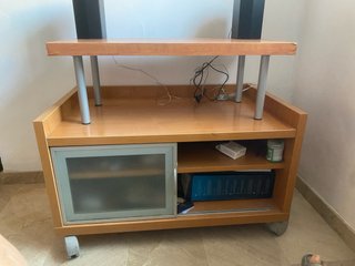 Mesa TV con ruedas y puerta cristal