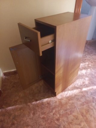 Armario de madera estrecho