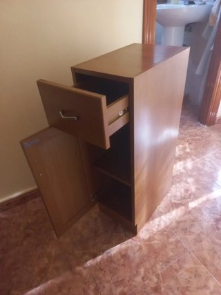 Armario de madera estrecho