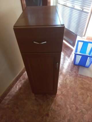 Armario de madera estrecho