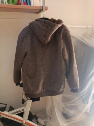 Sudadera marrón con capucha y cremallera
