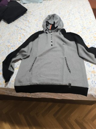 Sudadera gris y negra con capucha Limit