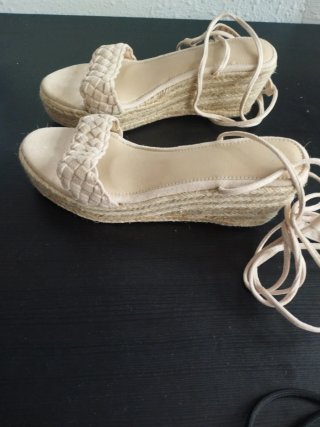 Sandalias cuña beige atadas