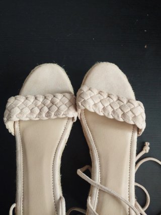 Sandalias cuña beige atadas