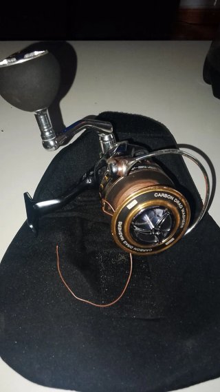 Carrete de pesca negro y dorado