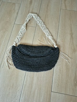 Bolso de rafia negro y beige