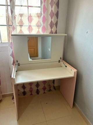 Cama adolescente y escritorio tocador
