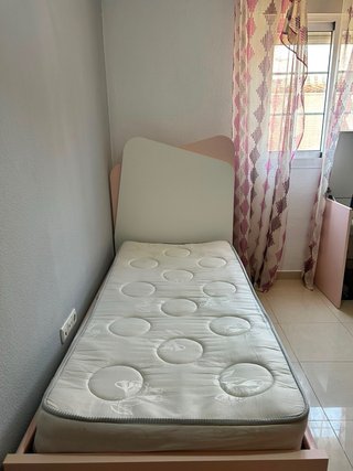 Cama adolescente y escritorio tocador