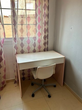 Cama adolescente y escritorio tocador