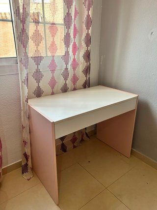 Cama adolescente y escritorio tocador
