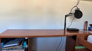 Escritorio grande de madera y plástico