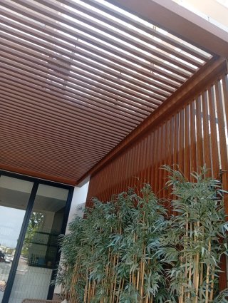 Pérgola de madera y aluminio a medida